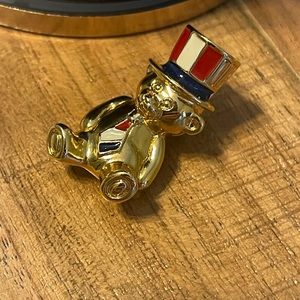 Vintage Avon patriotic gold tone bear pin brooch USA